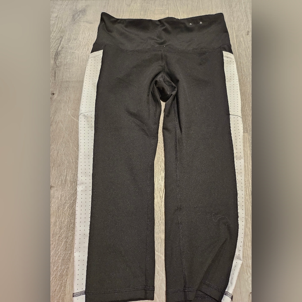 Xersion Workout Capri Leggibgs Sz M